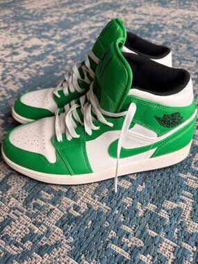 Nike Air Jordan 1 Mid – Lucky Green – Size Mens US 9.5